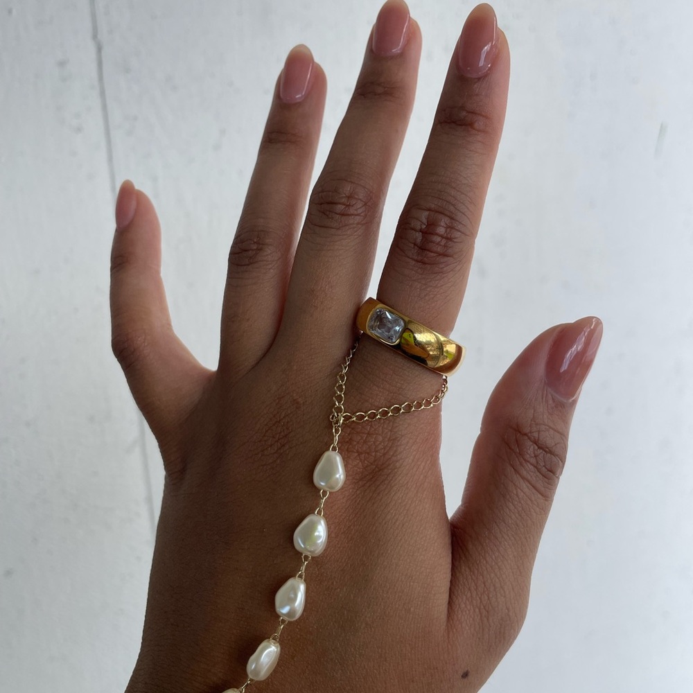 Elegant Gold Ring with Clear Stone